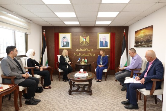 الوزيرة الخليلي تستقبل...