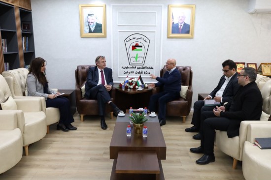 أبو هولي يبحث مع السفير...