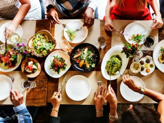 هل بدء الإفطار بالسلطة...