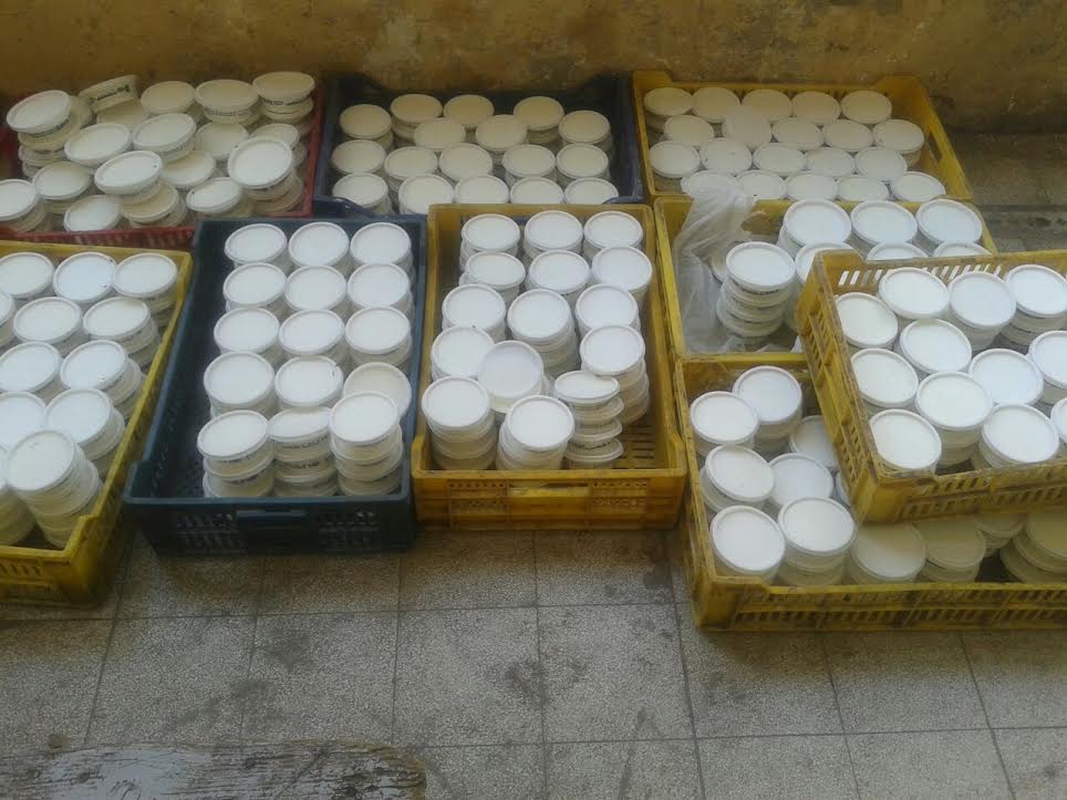 حماية المستهلك في غزة تتلف كميات كبيرة من الألبان الفاسدة