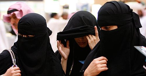المرأة السعودية: رواتب متدنية وظائف وتخصصات محدودة