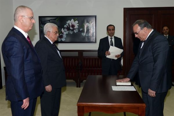 الرئيس يجري تعديلا وزاريا على ثلاث حقائب في حكومة الوفاق 