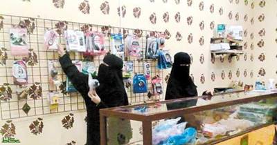 سعوديات يقتحمن عالم صيانة الجوالات
