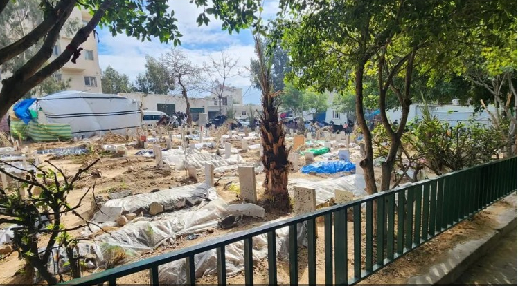 دفنوا أقاربهم بين الركام.. منازل وحدائق بغزة تحولت لمقابر
