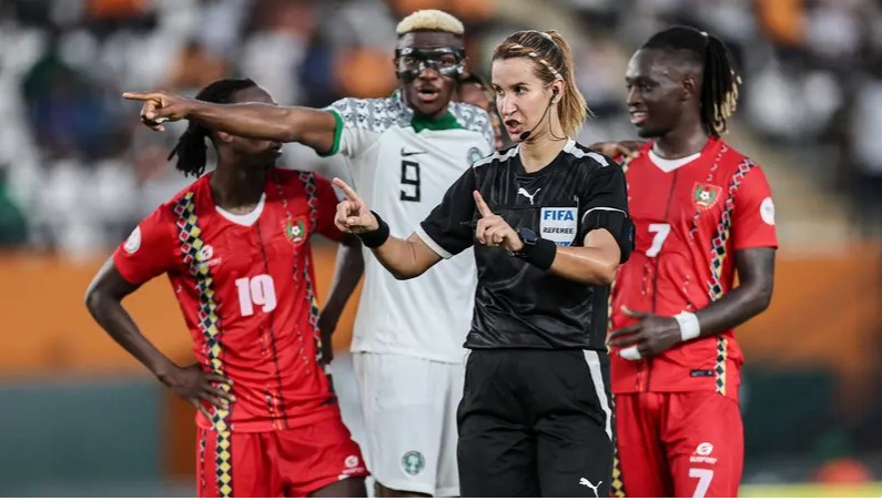 كأس إفريقيا.. المغربية كربوبي حكمة وشرطية وأم

