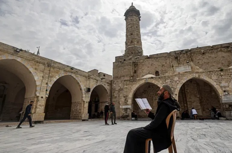 غارديان: الفلسطينيون يبكون غزة التي كانت جميلة وأصبحت مدمرة
