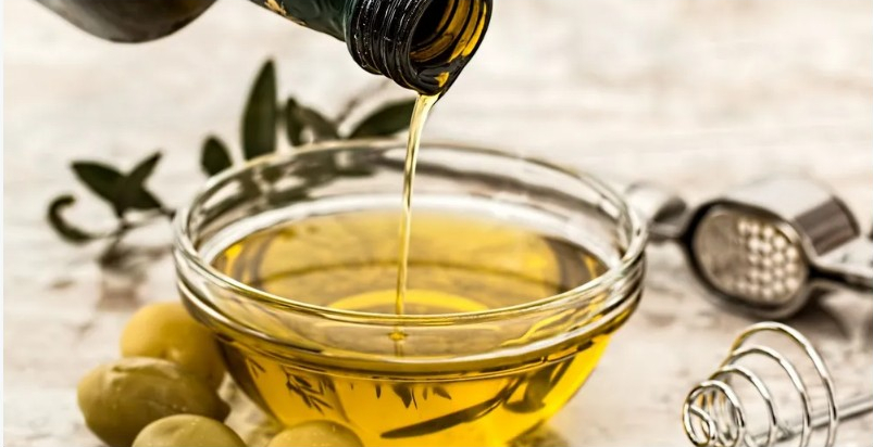تناول زيت الزيتون على معدة فارغة.. هذا ما يفعله لصحتك
