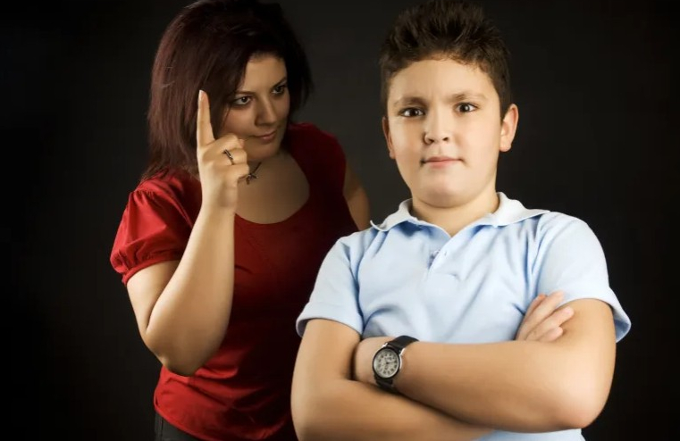 لماذا تنزع بعض الأمهات إلى "تملّك" أبنائهن؟ ما العلامات وطرق العلاج؟
