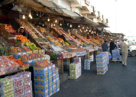 مالية غزة تفرض ضرائبا جديدة على الفواكه والمواشي