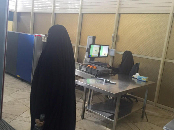 لأول مرة في مطارات السعودية .. تشغيل نقاط التفتيش الأمنية النسائية 
