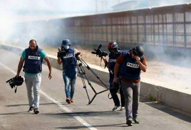 إصابة 4 صحفيين بغزة والنقابة تطالب بتوفير إجراءات الحماية