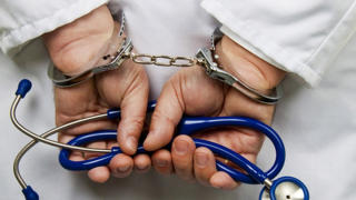 إغلاق عيادة انتحل صاحبها شخصية طبيب في رام الله