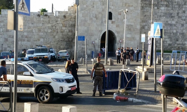 القدس تبدأ فجرها بين الحواجز والإغلاقات