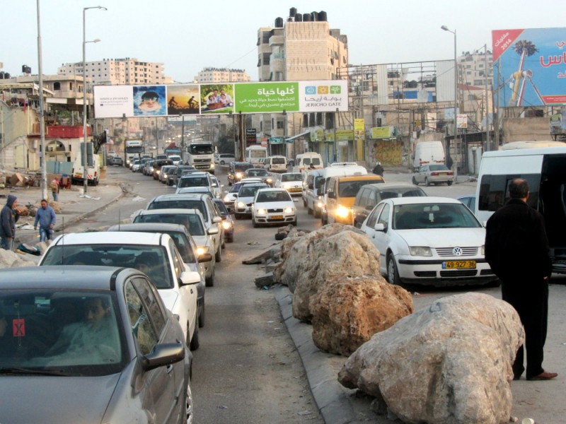 شبان ينظمون حركة المرور عند حاجز قلنديا.. والحل  توسعة الطريق 
