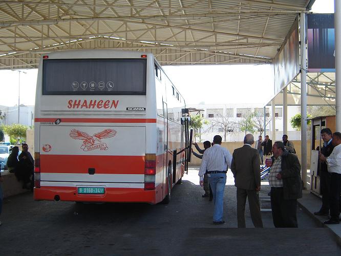 الاحتلال يعتقل مواطنة وابنها على معبر الكرامة