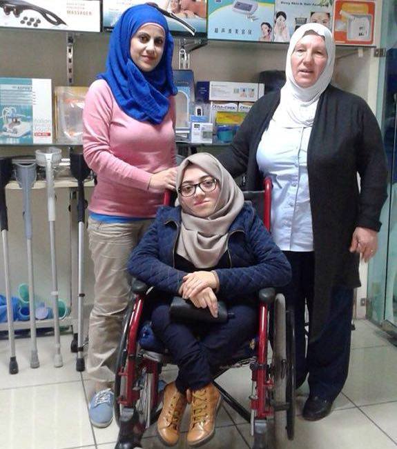 تبرعات بكرسيين لذوي الإعاقة لطالبة جامعية وشقيقتها في الخليل 