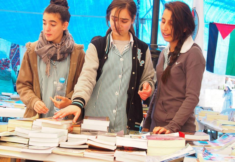 "حملة الكتاب للجميع" في مكتبة البيرة
