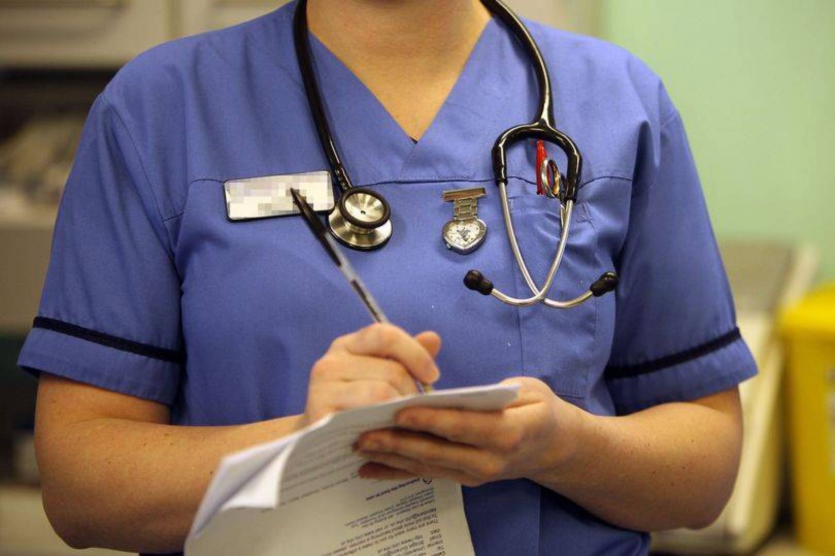 النجار: تأخير دفع علاوات المخاطرة لموظفي الصحة دون مبرر