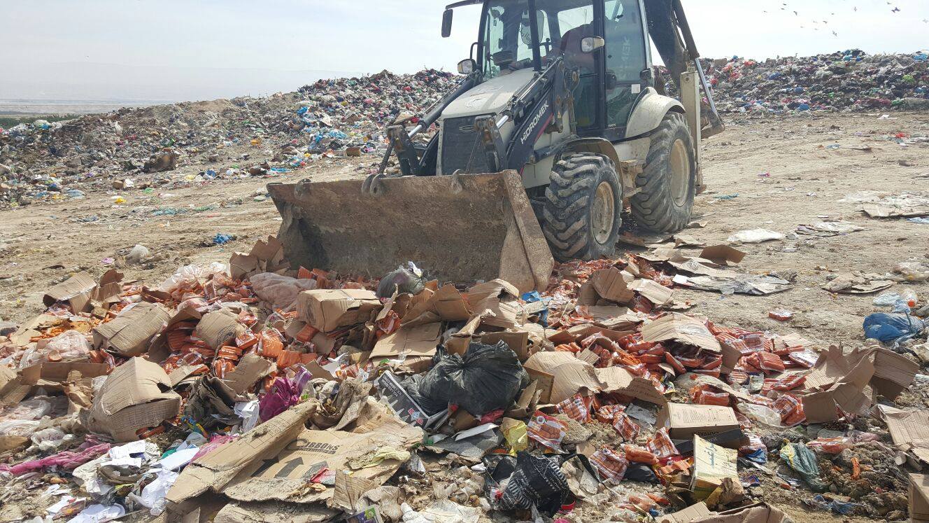 الضابطة الجمركية تضبط وتتلف طنا من مواد غذائية فاسدة
