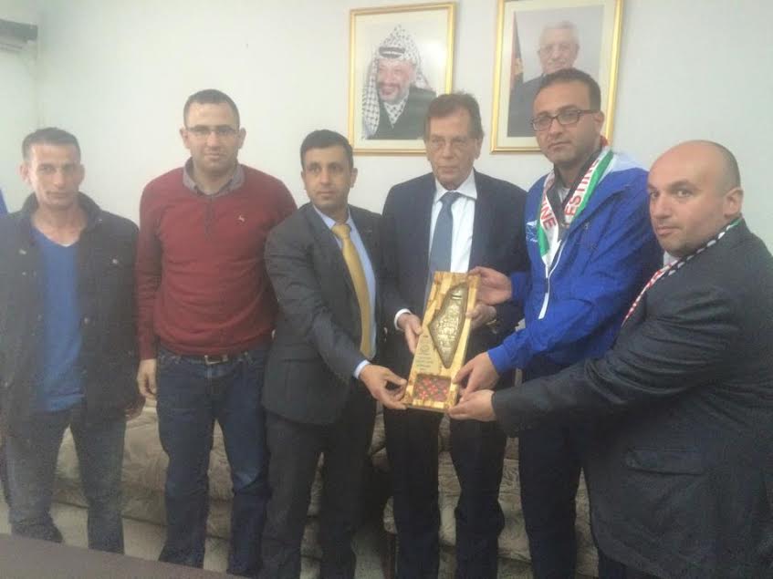 السفير الفلسطيني في تونس يستقبل نادي سنجل
