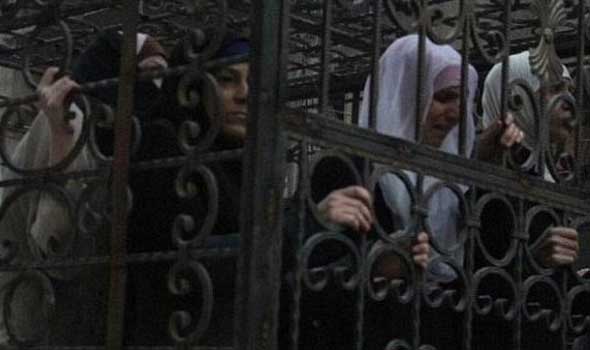 نساء سوريا دروع بشرية في أقفاص معدنية