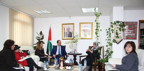 الآغا تبحث مع الوكالة الأمريكية مأسسة نظام التحويل للمعنفات