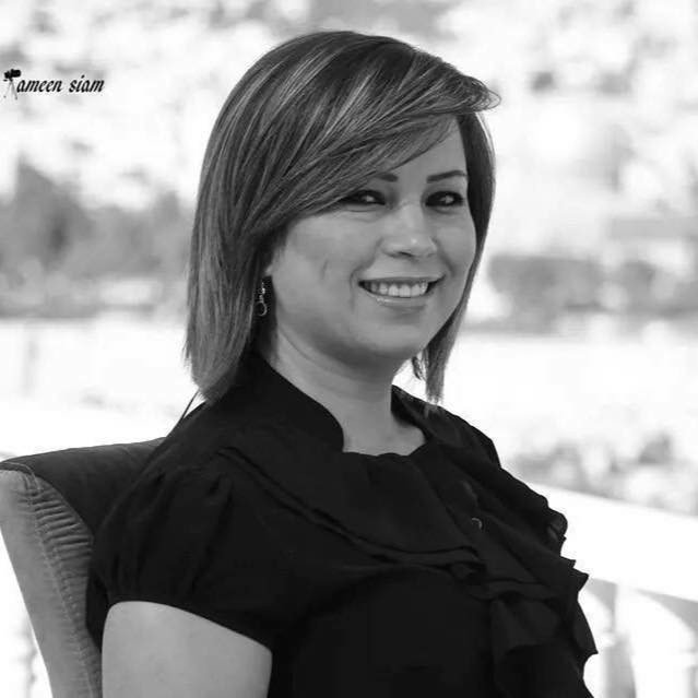 مستوطنة تحاول طعن الصحفية مي ابو عصب في الخليل