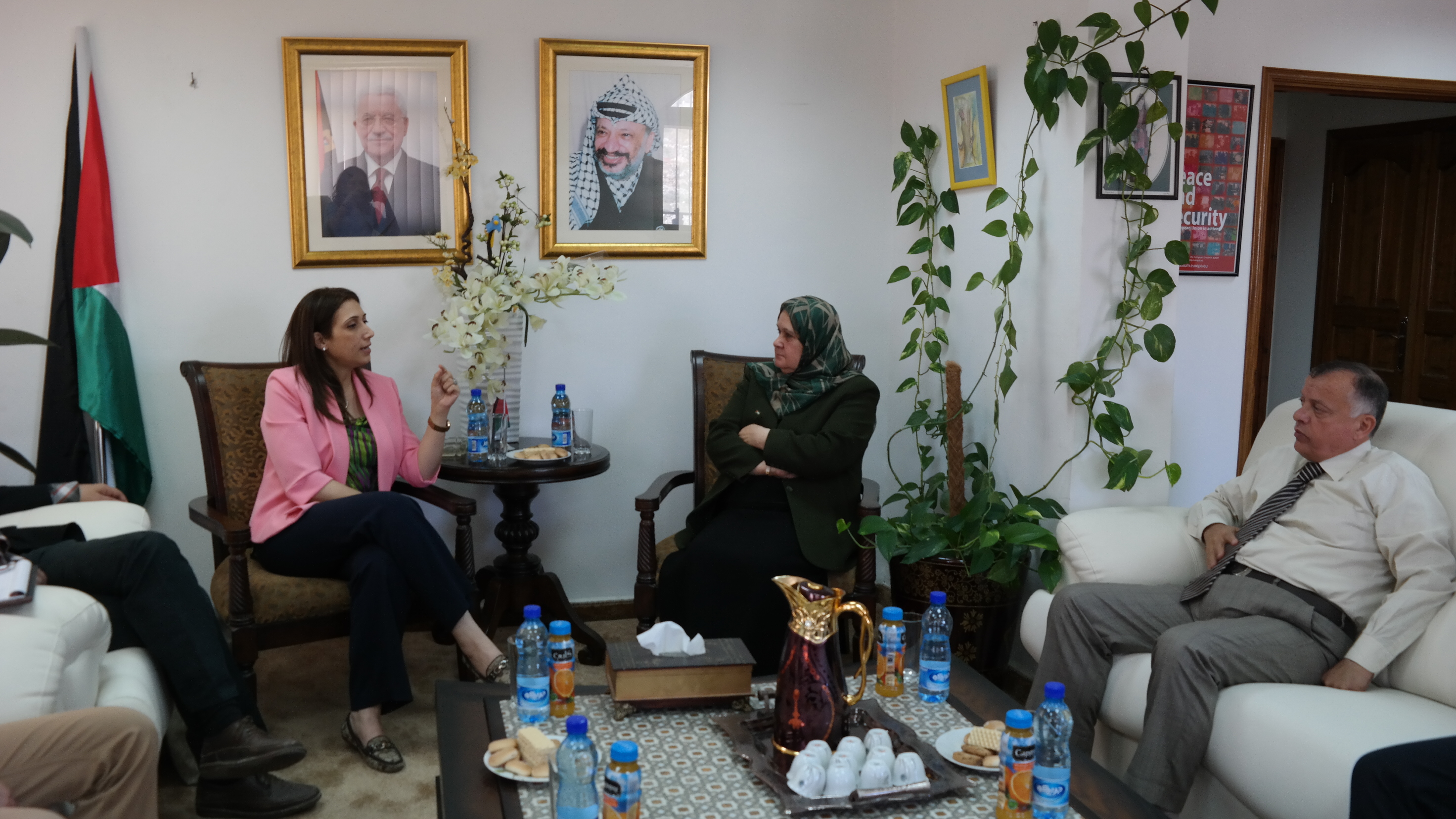 الآغا وعوض تتفقان على البدء بإجراء مسح العنف
