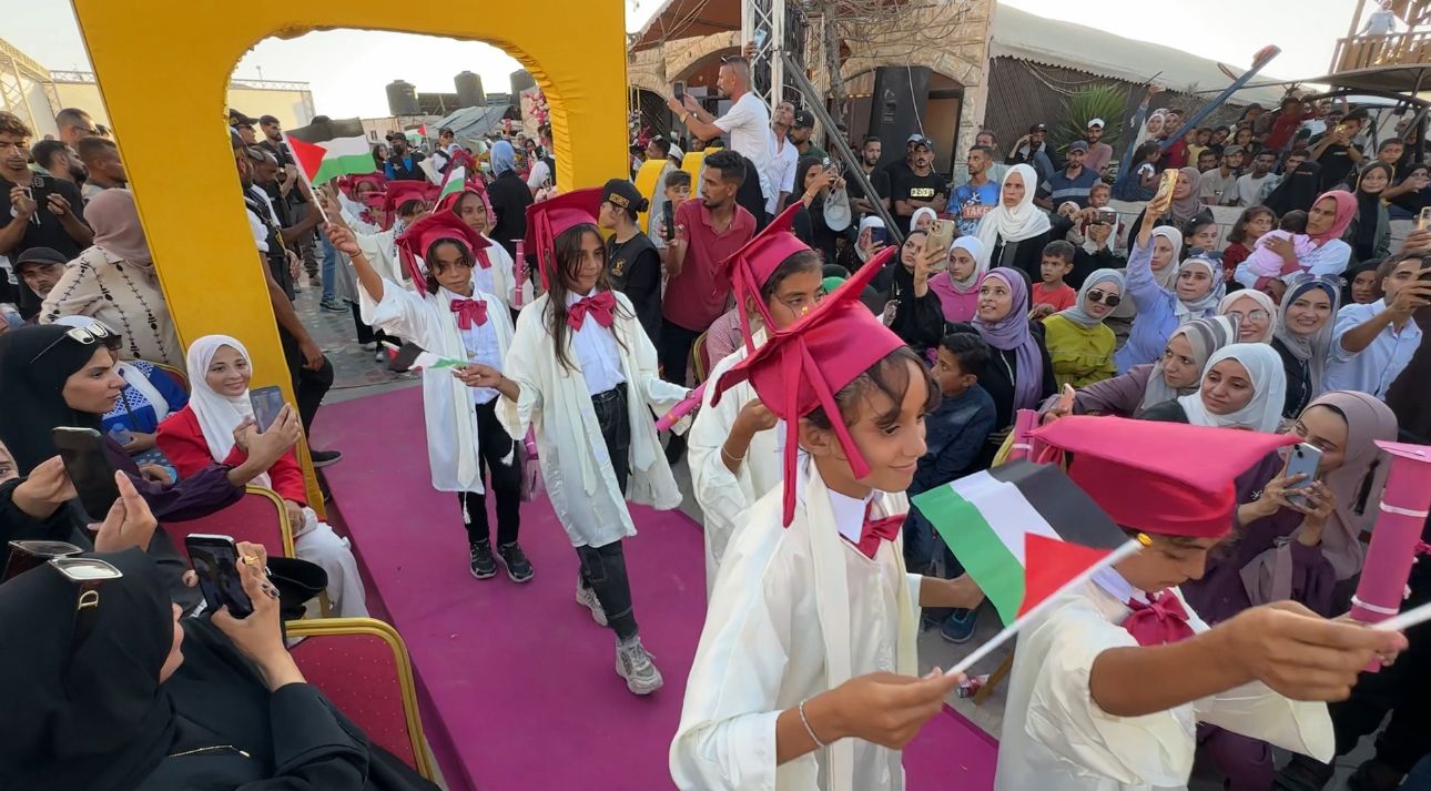 أمٌ لألف طفل.. كيف صنعت وفاء أبو جلالة من قرية صغيرة منارة للأمل في غزة؟

