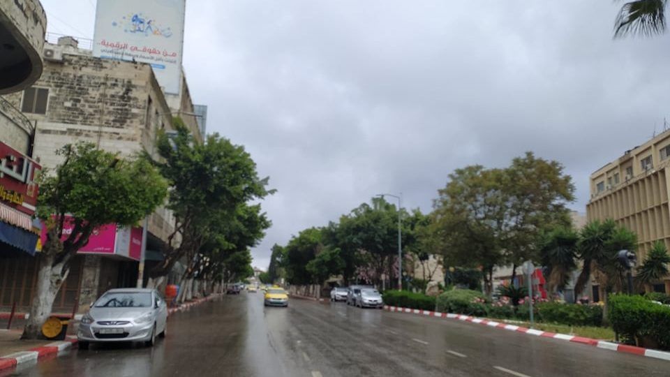 الطقس: أجواء غائمة وشديدة البرودة
