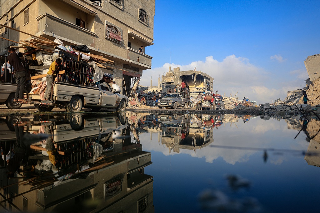 الشارع ملاذ المواطنين في قطاع غزة في نزوحهم المتكرر

