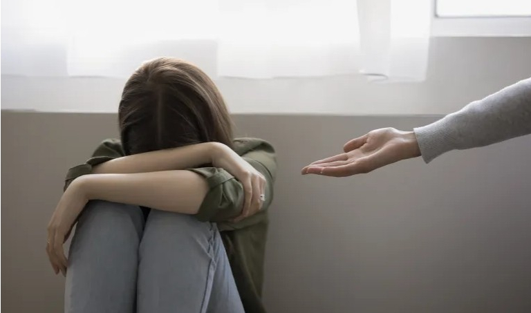 كيف تتعرف على أعراض الاكتئاب لدى الأطفال والمراهقين؟
