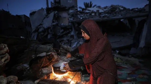 الإفطار والسحور في رمضان بغزة على كشاف الهاتف

