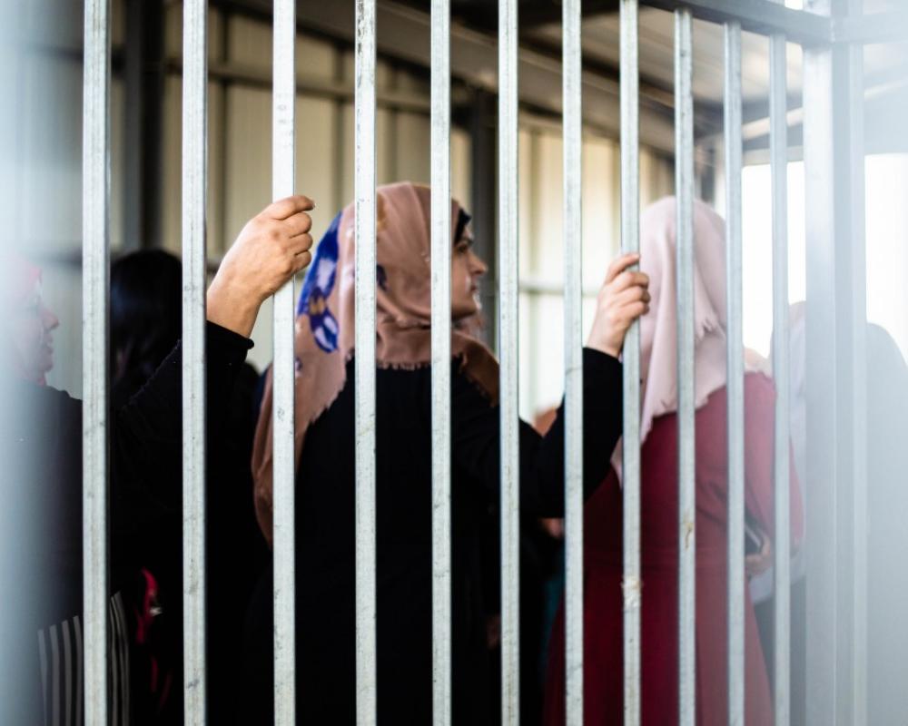 نادي الأسير: إدارة سجن "الدامون" نفّذت 4 عمليات قمع خلال الشهر الجاري بحقّ الأسيرات
