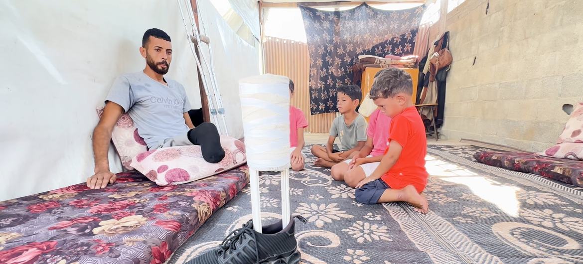 بُترت ساقه أثناء البحث عن الطعام في غزة، فصنع طرفا صناعيا وعاد ليحاول تأمين قوت أسرته
