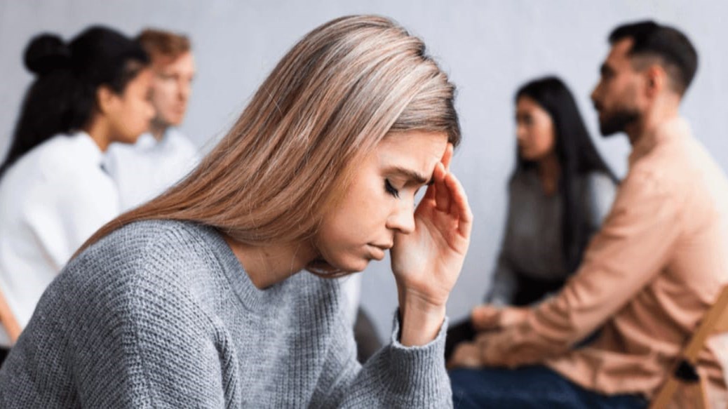 هل تقلق عند الحديث أمام العامة .. ما هو "الرهاب" الاجتماعي  وكيف نتجاوزه ؟