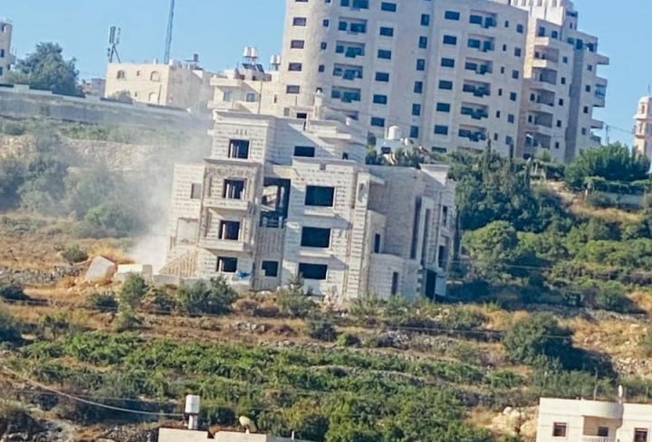 الاحتلال يهدم منزلا من ثلاثة طوابق وغرفة زراعية في الخليل
