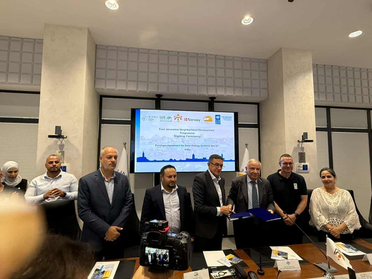 كهرباء القدس والأوقاف توقعان اتفاقية لشراء الكهرباء من أنظمة الطاقة المتجددة في 16 مدرسة مقدسية