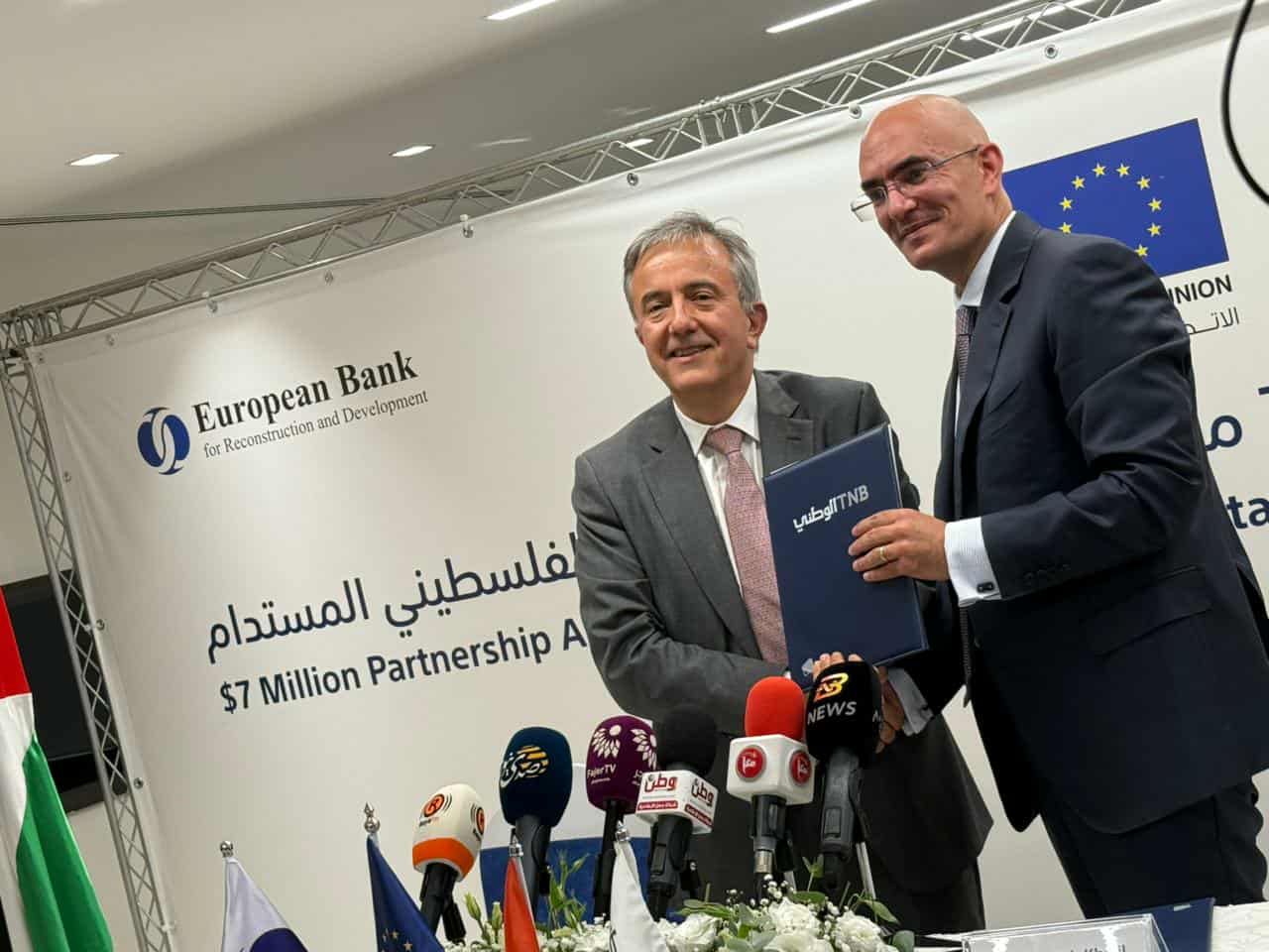 البنك الوطني والبنك الأوروبي لإعادة الإعمار والتنمية يوقعان اتفاقيتين لحزمتي تمويل خضراء وتجارية بقيمة 7 مليون دولار أمريكي

