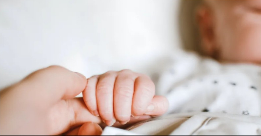 "أطفال عمالقة" يجتاحون تيك توك.. ظاهرة تثير قلق الأطباء
