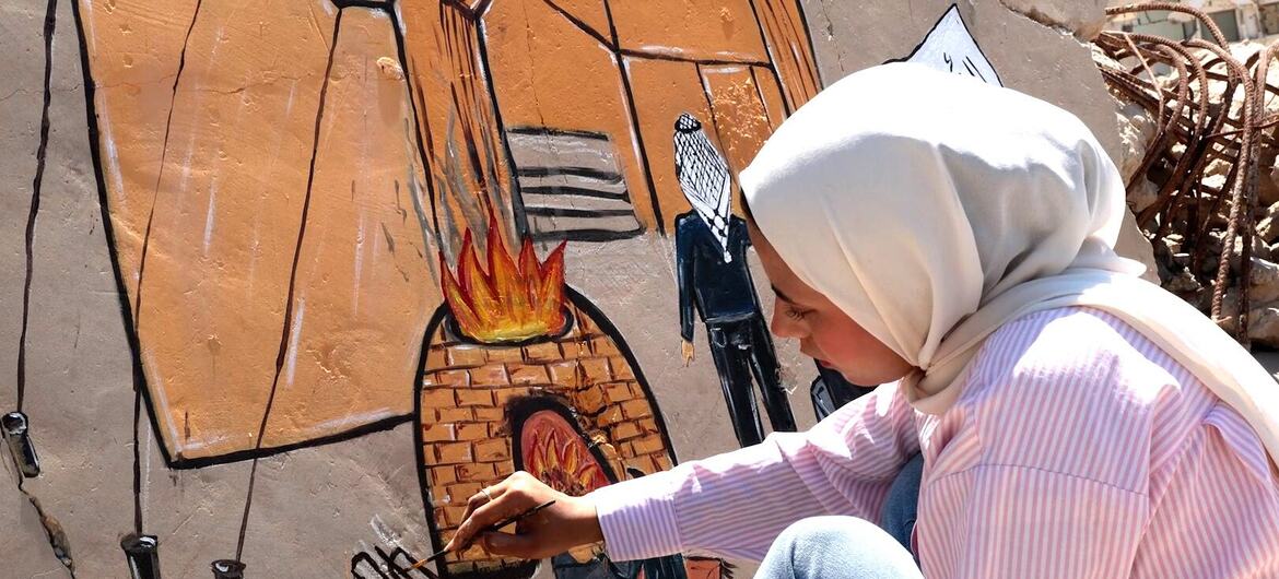 في غزة .. جنة ترسم الأمل على جدار منزلها المدمر
