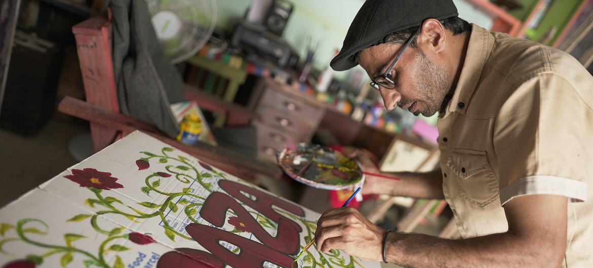 أحمد مهنا.. فنان يرسم الجوع والأمل: 100 لوحة من غزة تجوب أوروبا لتسليط الضوء على الأزمة الإنسانية