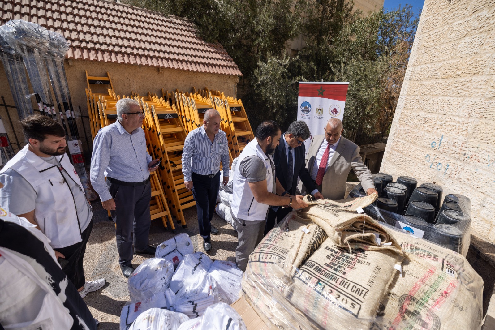 القدس: إطلاق حملة (عونة) لقطاف الزيتون بدعم من وكالة بيت مال القدس الشريف
