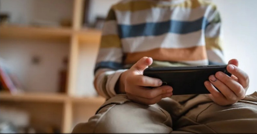 بعد انتحار ابنها.. أم تكتشف مفاجأة صادمة في حديثه مع "روبوت"
