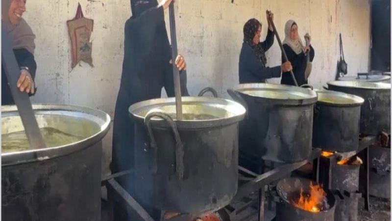 متطوعات غزة يكسرن الجوع والمعاناة في تكايا مخيم النصيرات ويتحدين الظروف لمساعدة عائلاتهن