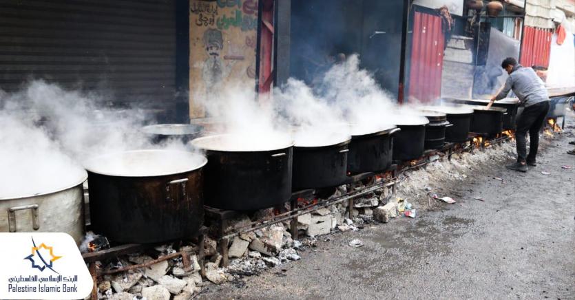 البنك الإسلامي الفلسطيني يقدم آلاف الوجبات الغذائية للنازحين في غزة
