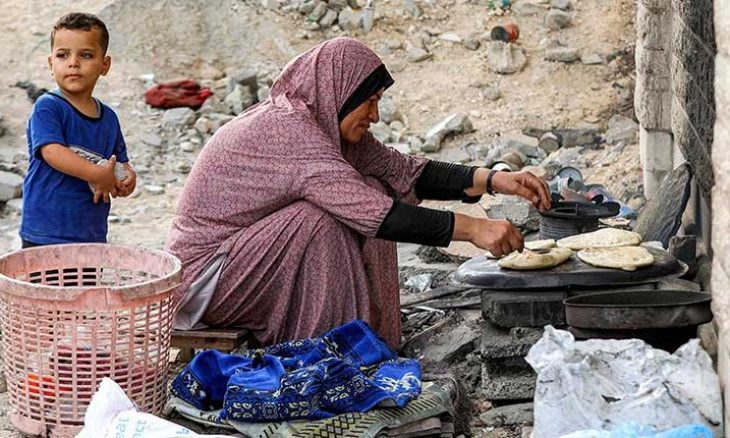 من الرماد إلى اللهب الأزرق… قصص صبر النساء في غزة

