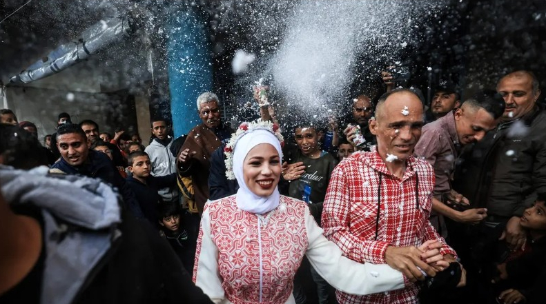 فرحة وسط الدمار والموت.. زفاف لنازحين داخل مدرسة في رفح

