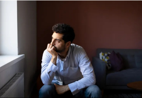 هل يعاني الرجل العازب من التعاسة حقا؟
