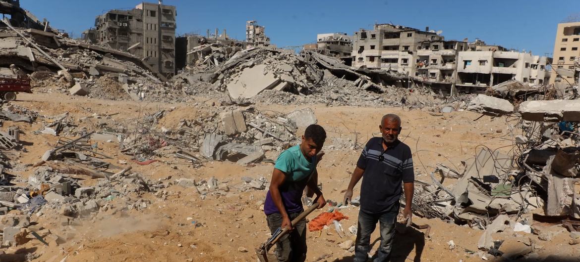 في غزة.. عائلات تعيد بناء حياتها بين الأنقاض رغم "الدمار الذي لا يستوعبه عقل"
